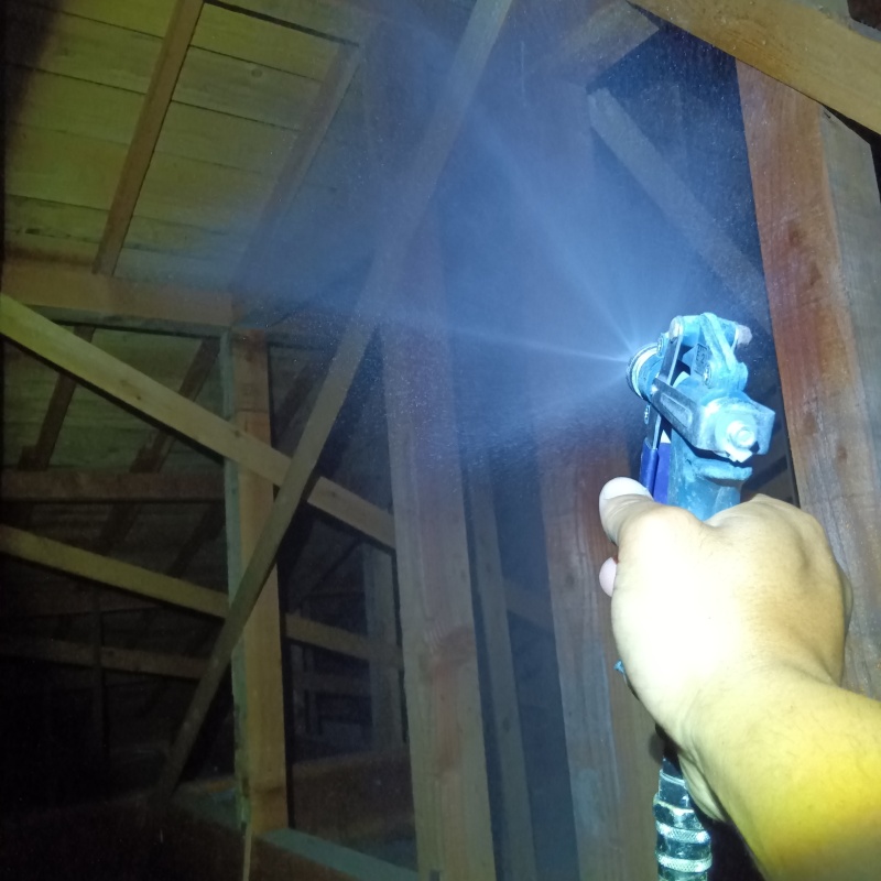屋根裏の木材にシロアリ駆除剤を散布