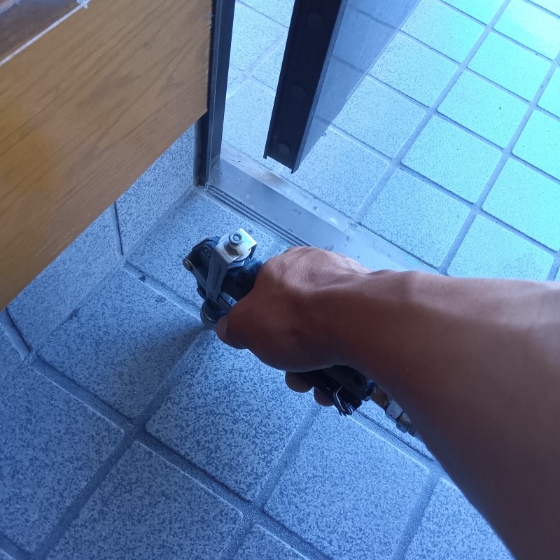 玄関床に穴を開けてシロアリ駆除剤を注入