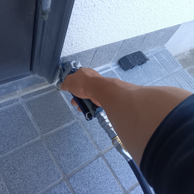 玄関床の目地からシロアリ駆除剤を注入