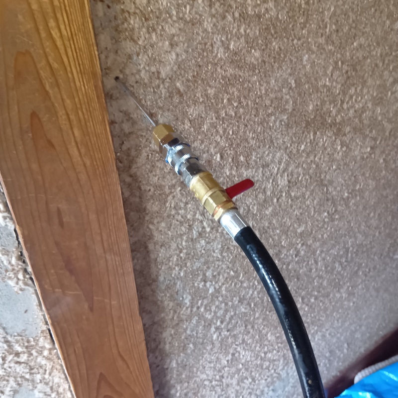 壁に穴を開けてシロアリ駆除剤を注入