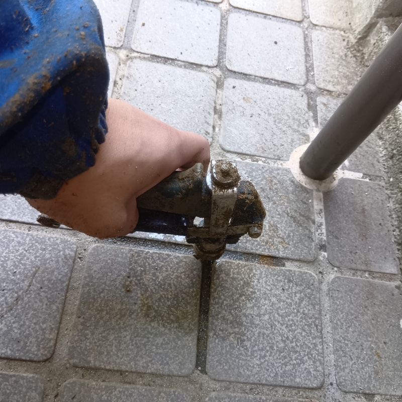 玄関床の目地からシロアリ駆除剤を注入