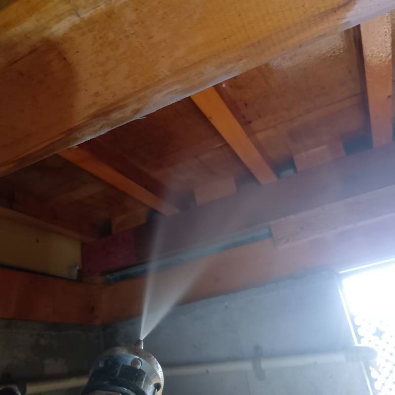 床下木材にシロアリ駆除剤を散布