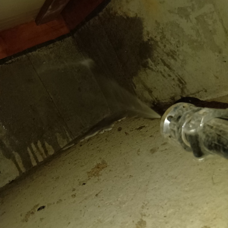 基礎にシロアリ駆除剤を散布