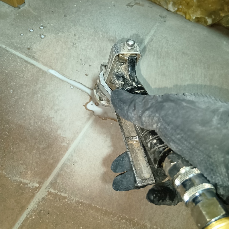 玄関床の目地からシロアリ駆除剤を注入