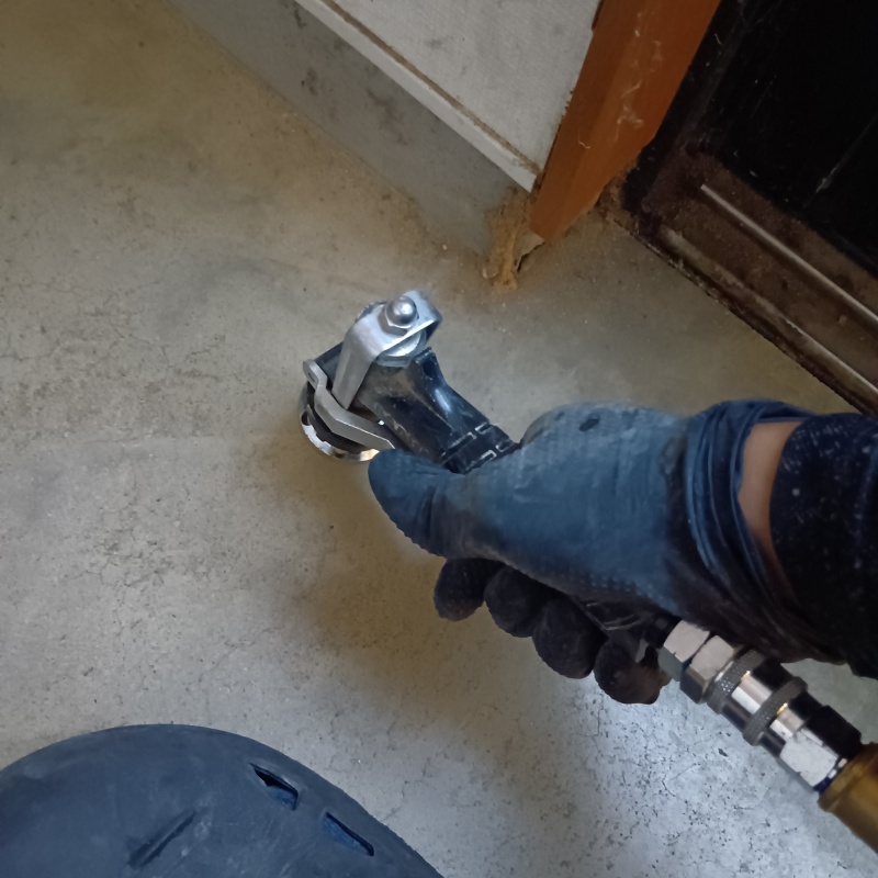 コンクリートに穴を開けてシロアリ駆除剤を注入