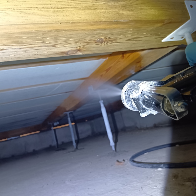 床下木材にシロアリ駆除剤を散布