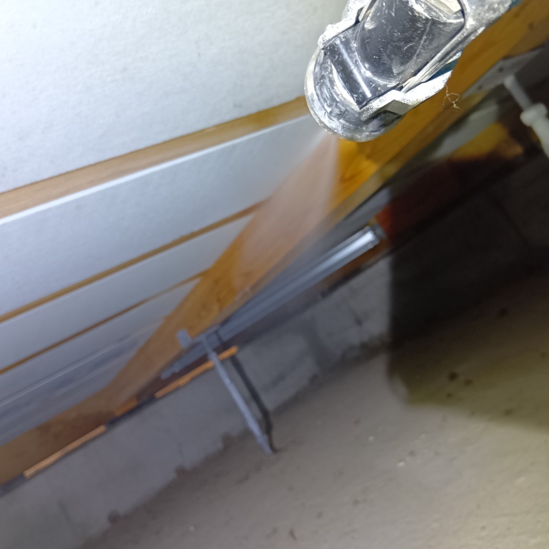 床下断熱材にシロアリ駆除剤を散布