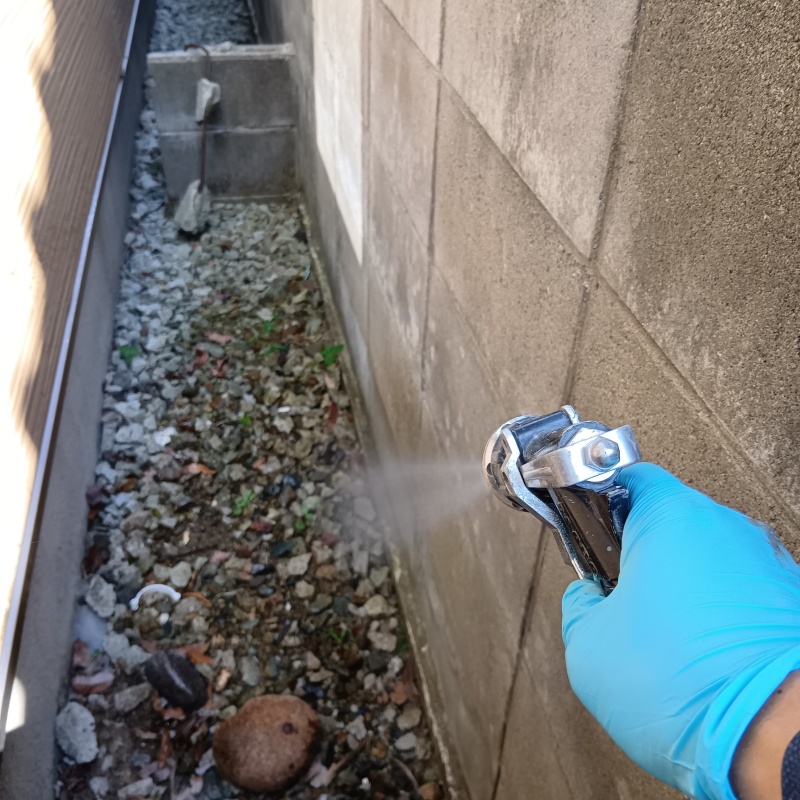 建物外周の土壌にシロアリ駆除剤を散布