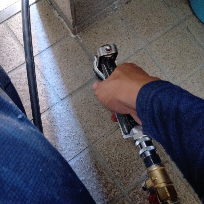 玄関床の目地からシロアリ駆除剤を注入