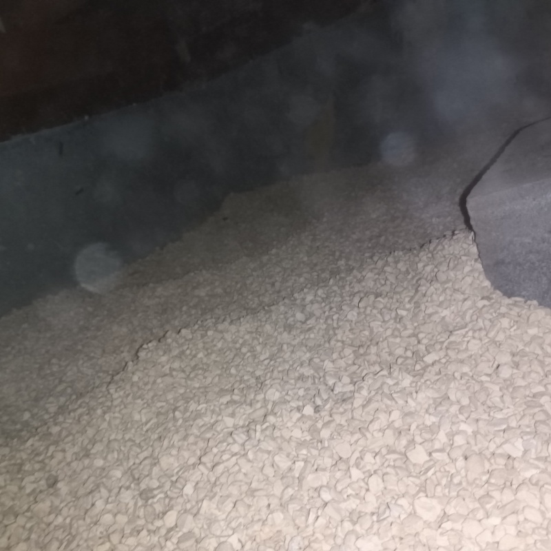 床下に調湿剤を敷いている様子