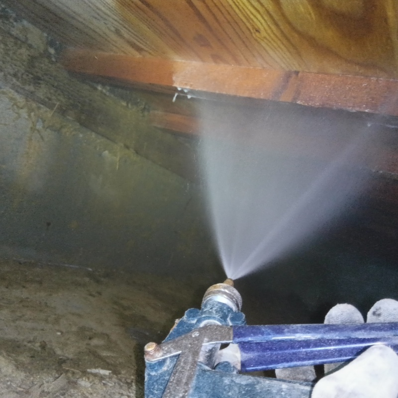 床下木材にシロアリ駆除剤を散布