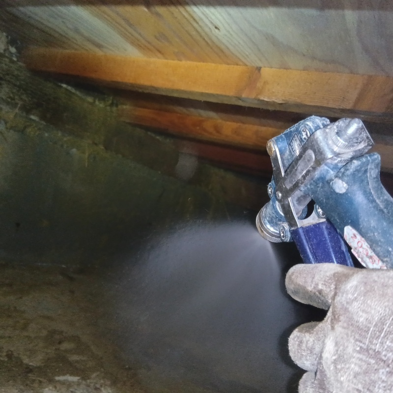 地面にシロアリ駆除剤を散布