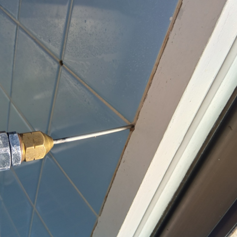 浴室壁の目地からシロアリ駆除剤を注入