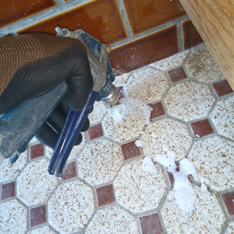 玄関床に穴を開けてシロアリ駆除剤を注入