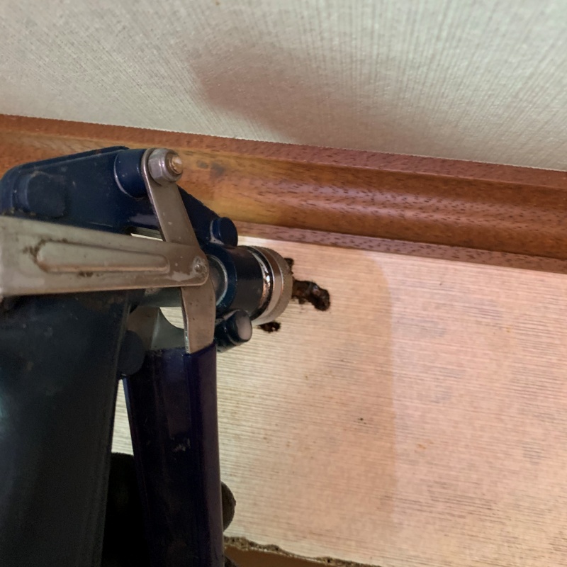 壁材に穴を開けてシロアリ駆除剤を注入