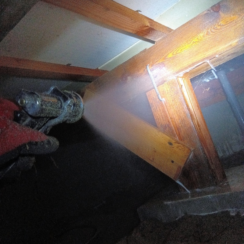 床下木材にシロアリ駆除剤を散布