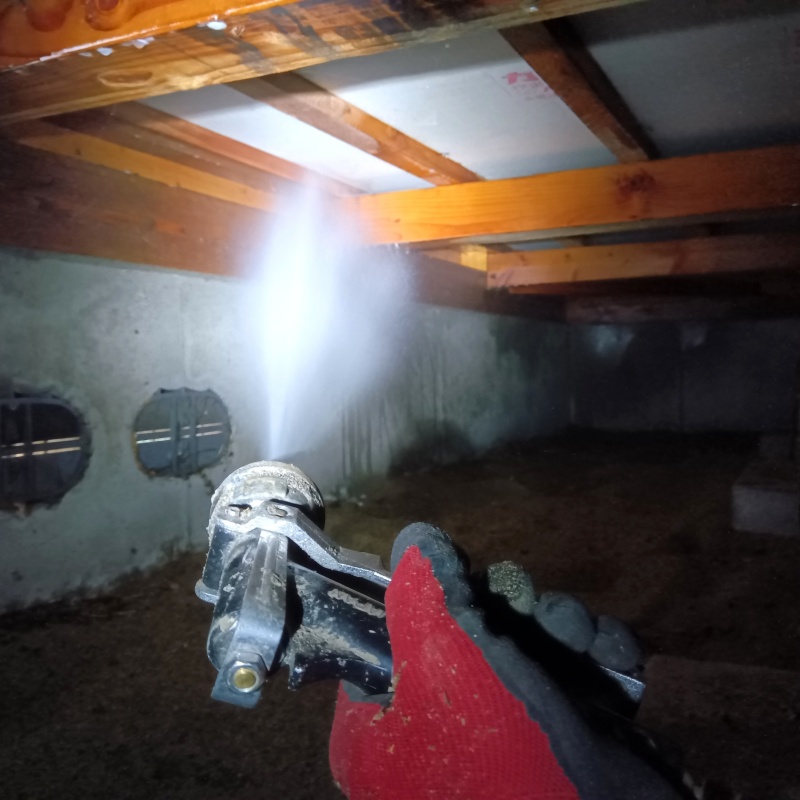 床下断熱材にシロアリ駆除剤を散布