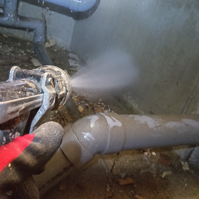 基礎にシロアリ駆除剤を散布