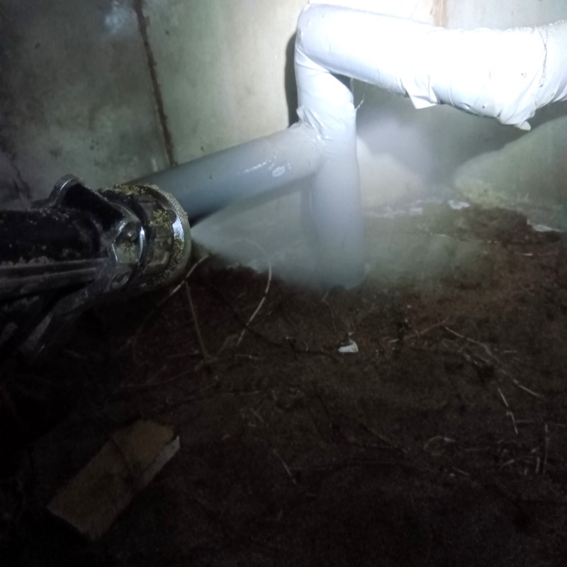 地面にシロアリ駆除剤を散布