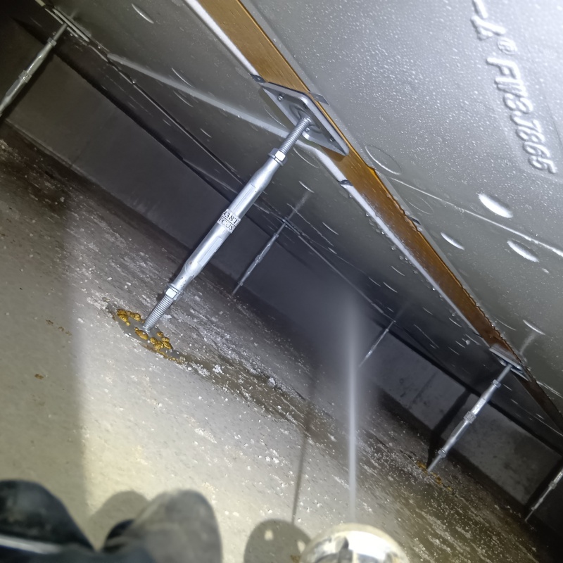 床下木材に防蟻剤を散布