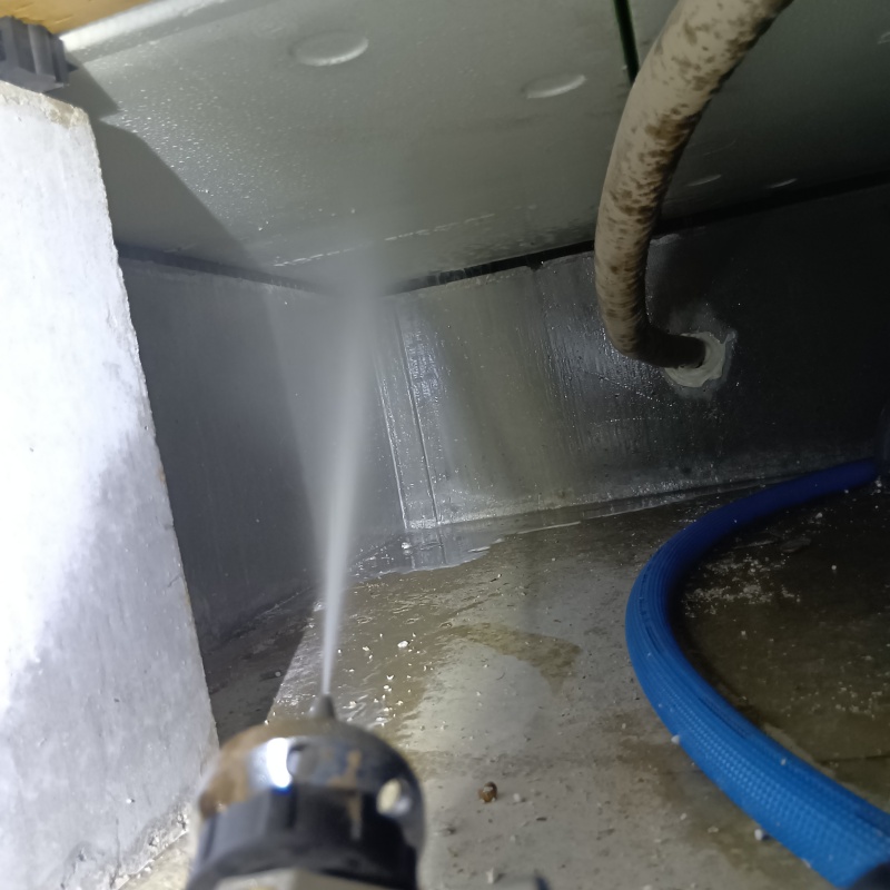 床下断熱材に防蟻剤を散布