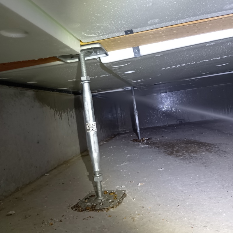 基礎に防蟻剤を散布