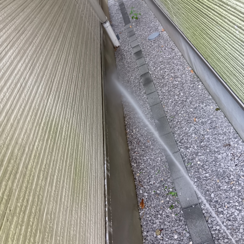 建物外周の土壌に防蟻剤を散布