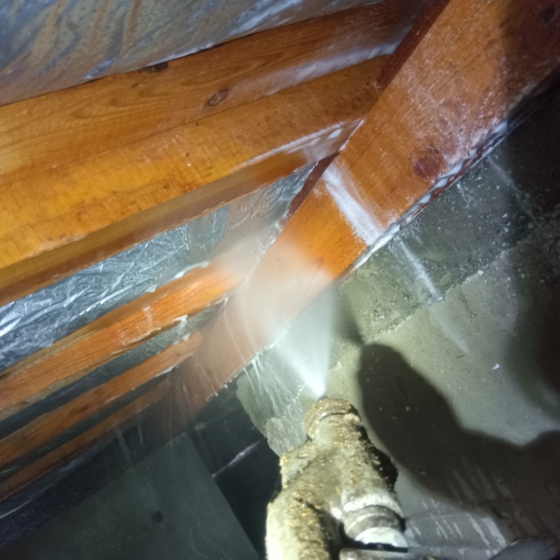 床下木材にシロアリ駆除剤を散布