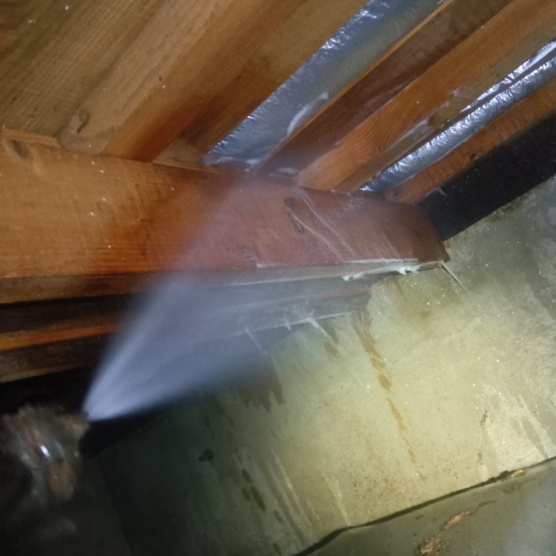 床下断熱材にシロアリ駆除剤を散布