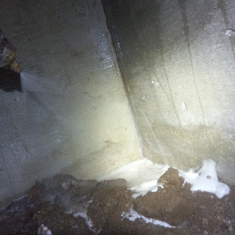 地面・基礎にシロアリ駆除剤を散布