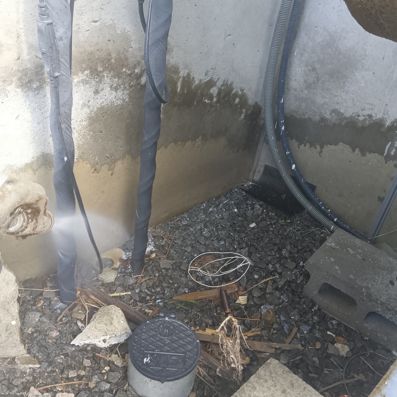 建物外周の土壌にシロアリ駆除剤を散布