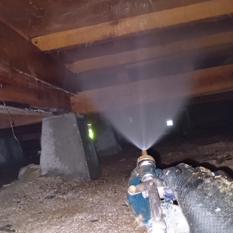 床下の木部にシロアリ駆除剤を散布