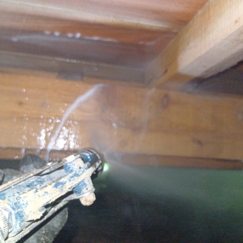 床下の木部にシロアリ駆除剤を散布