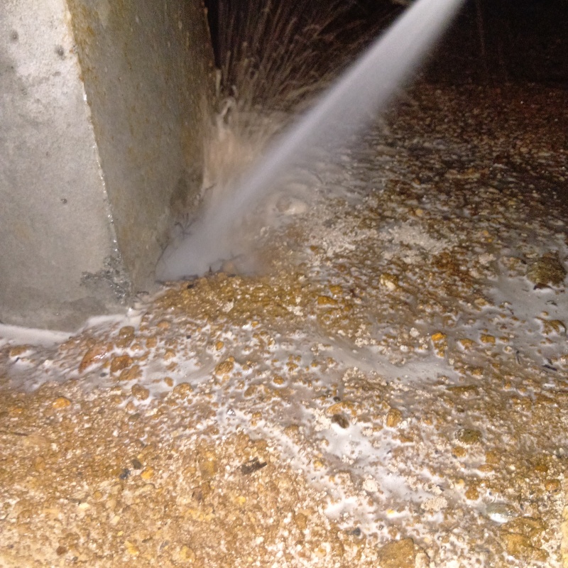 床下の土壌にシロアリ駆除剤を散布