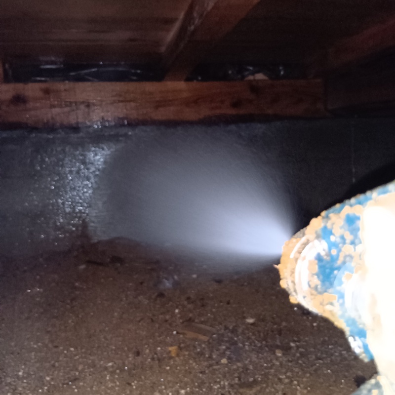 床下の基礎にシロアリ駆除剤を散布