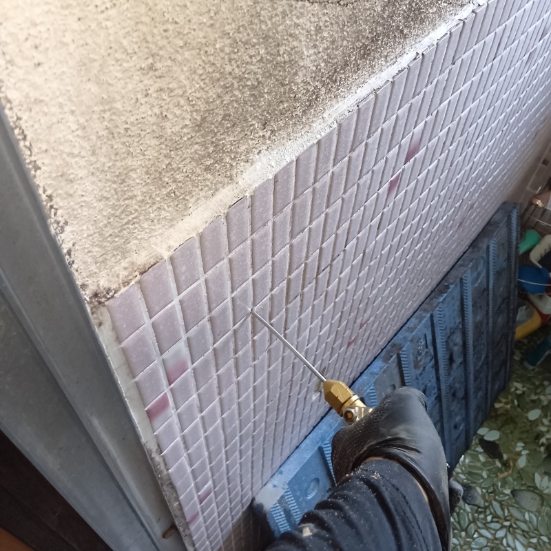 浴室の壁タイルにシロアリ駆除剤を注入