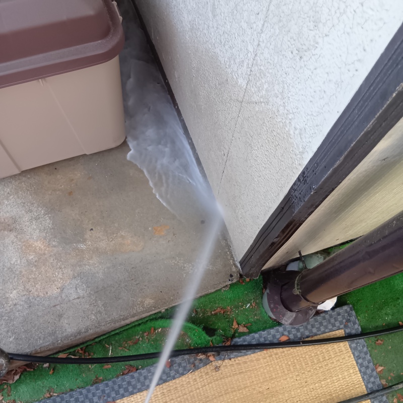 外壁と地面の境目にシロアリ駆除剤を散布