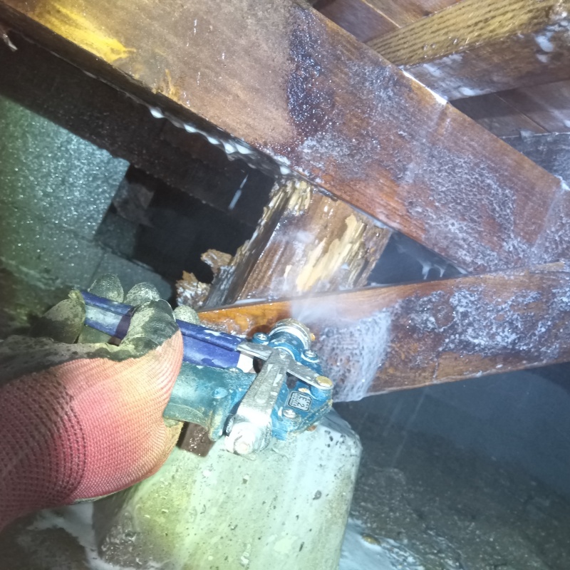 床下の木部に防蟻剤を散布