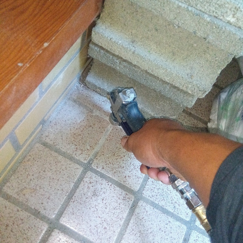 玄関の床タイルに防蟻剤を注入