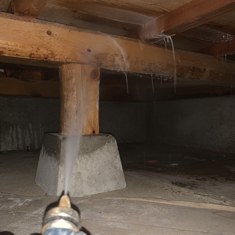 床下の木部にシロアリ駆除剤を散布