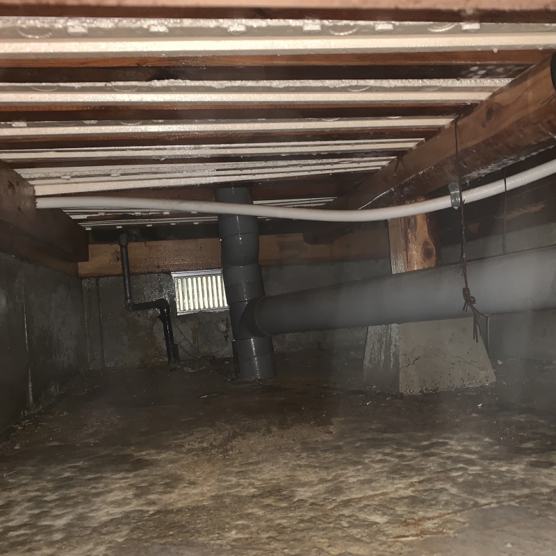 床下の基礎・土壌にシロアリ駆除剤を散布