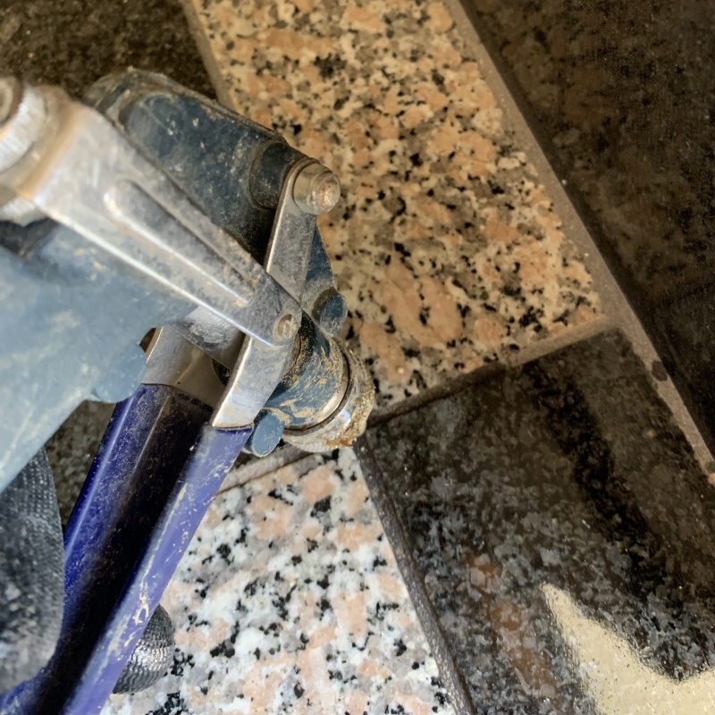 玄関の床タイルにシロアリ駆除剤を注入