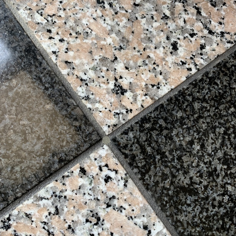 開口した箇所をパテで補修