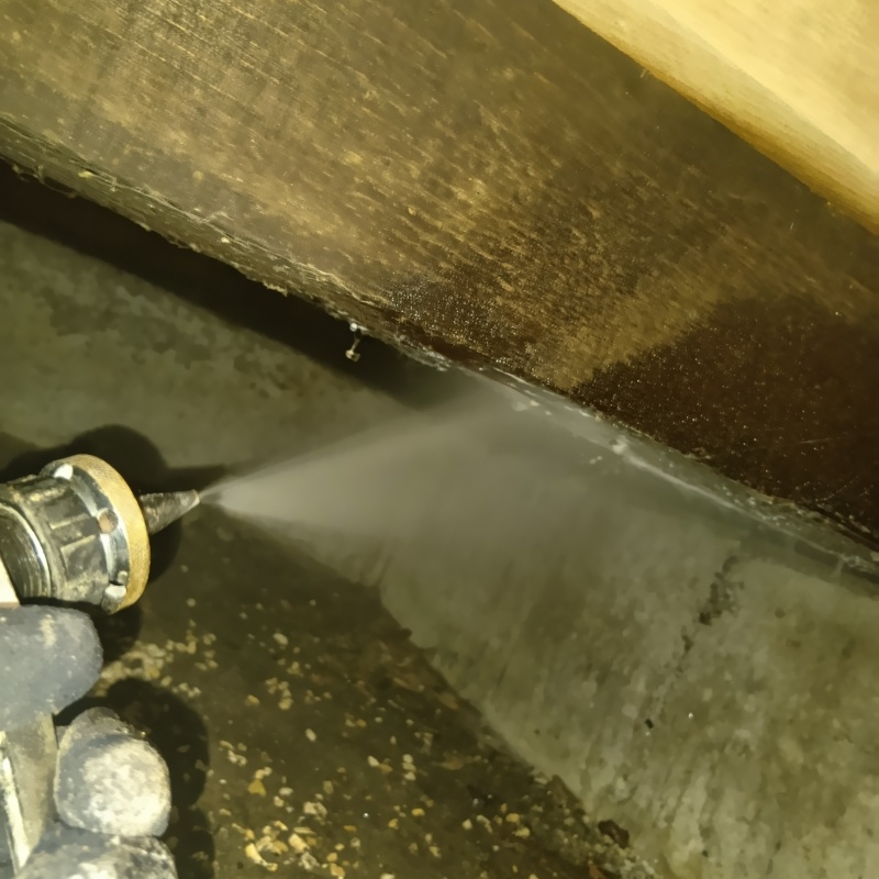 床下の木部に防蟻剤を散布