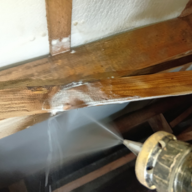 床下の木部に防蟻剤を散布