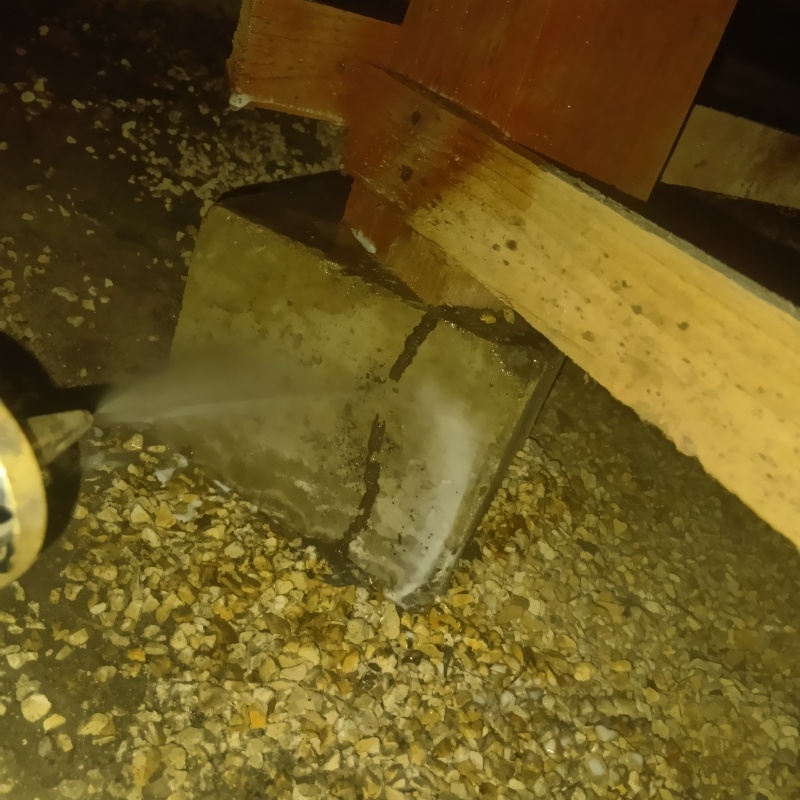 床下の基礎に防蟻剤を散布