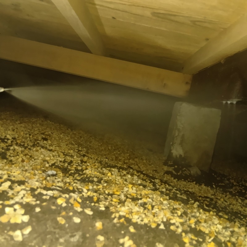 床下の基礎に防蟻剤を散布