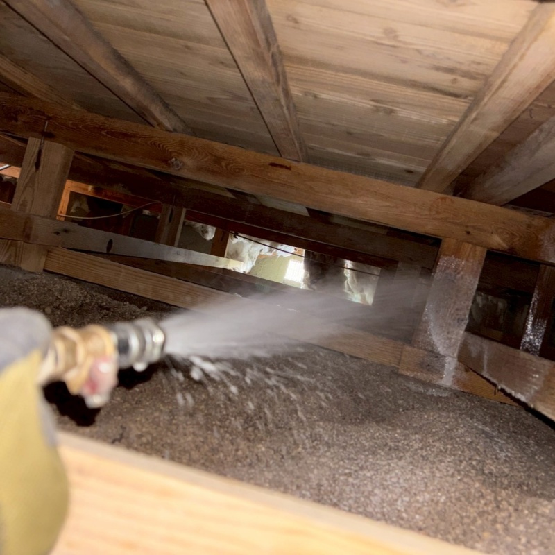 床下の木部に防蟻剤を散布