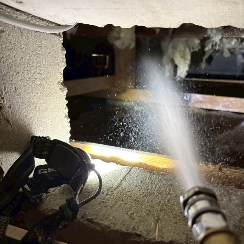 床下の木部に防蟻剤を散布