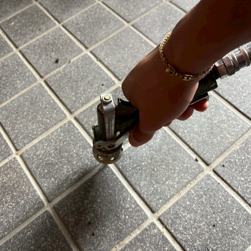 玄関の床タイルに防蟻剤を注入